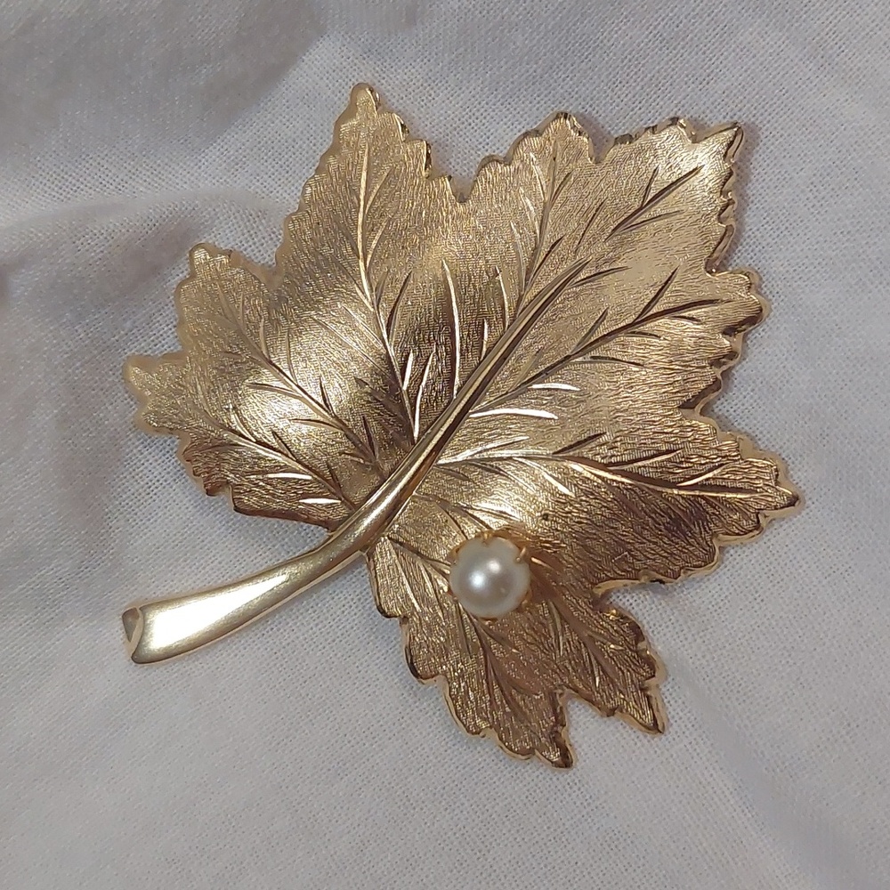 Sarah Coventry Leaf Brooch